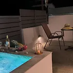 Апартаменти Cozy With Private Jacuzzi - Fiber Internet - Private Parking